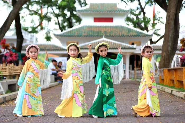 Các cháu thiếu nhi biểu diễn tại lễ hội hoa sen Đồng Tháp