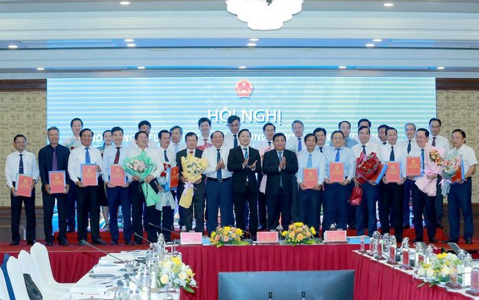 Phó Thủ tướng Trần Hồng Hà, Bộ trưởng Bộ KH&amp;ĐT Nguyễn Chí Dũng, Bộ trưởng Bộ VHTT&amp;DL Nguyễn Văn Hùng và lãnh đạo một số bộ, ngành chúc mừng trao Quyết định phê duyệt quy hoạch vùng cho lãnh đạo 14 tỉnh, thành phố vùng Bắc Trung Bộ và duyên hải miền Trung.