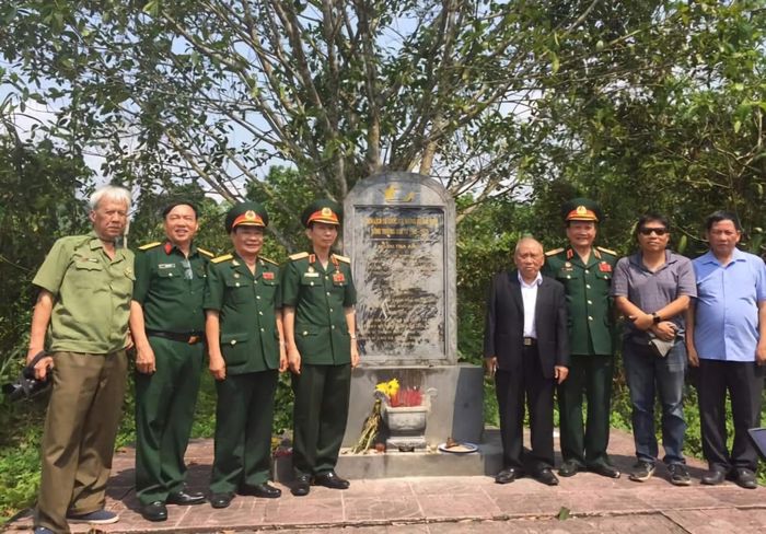 Cựu chiến binh Lê Hồng Huân (bên trái ngoài cùng) cùng những người lính Trường Sơn năm xưa thăm lại di tích Hang Tám Cô ở Quảng Bình