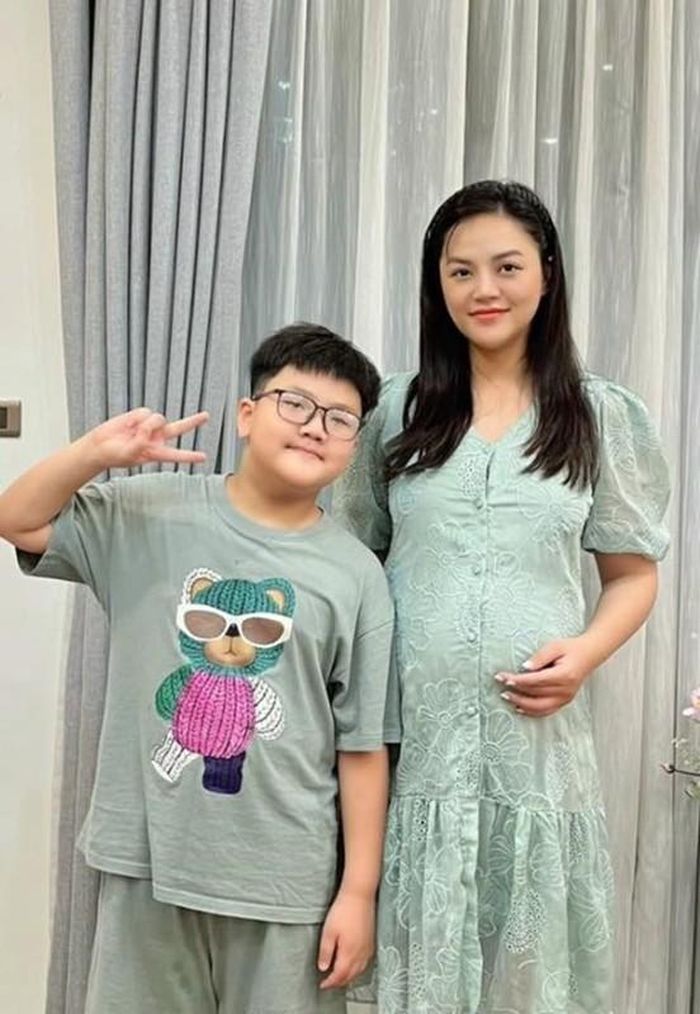 Con trai đầu lòng của Thu Quỳnh rất háo hức đón em gái chào đời.