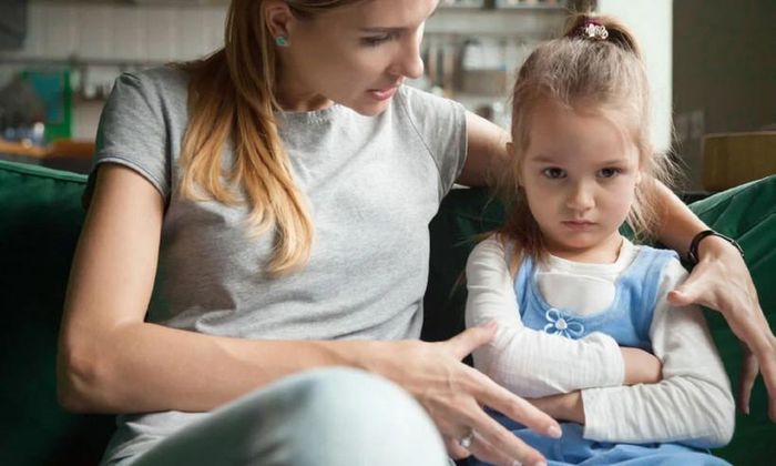 Nếu con lặp lại hành vi sai trái, hãy áp dụng hậu quả thay vì không làm gì cả. (Ảnh: ITN).