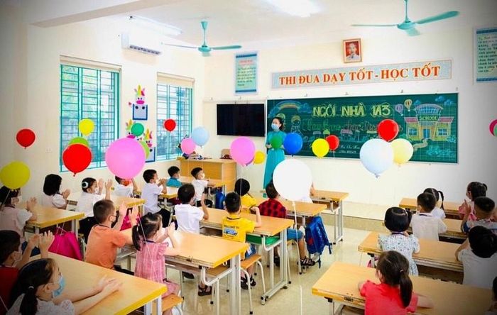 Cô trò Trường Tiểu học Đoàn Kết (quận Long Biên, TP Hà Nội). Ảnh: NC
