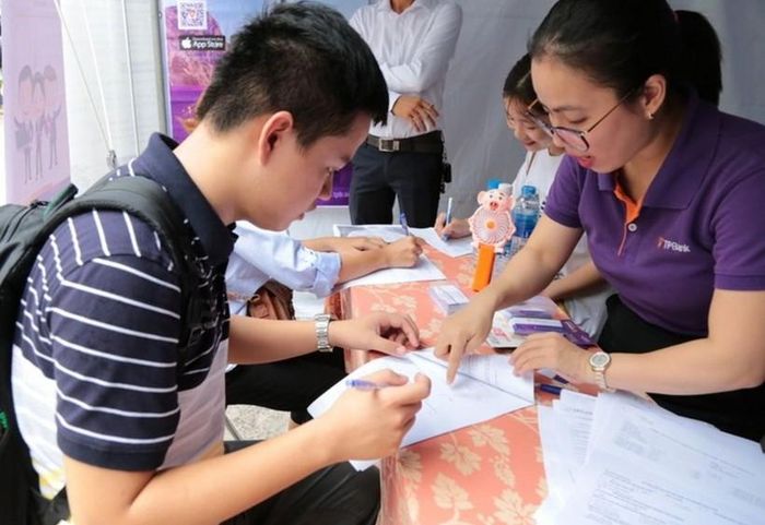 Doanh nghiệp tìm kiếm nhân sự từ sinh viên tại Trường Đại học Kinh tế (Đại học Đà Nẵng). Ảnh: Hoàng Vinh