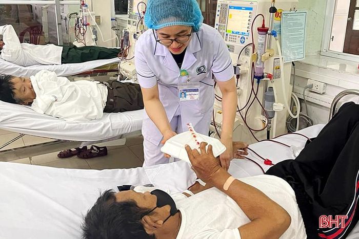 Những suất cơm từ nhóm của chị Hương đã được đội ngũ y bác sĩ trao tận tay bệnh nhân chạy thận ở BVĐK thị xã Kỳ Anh.
