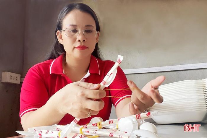 Chị Hương trong một lần chuẩn bị lên đường mang cơm cho bệnh nhân nghèo.