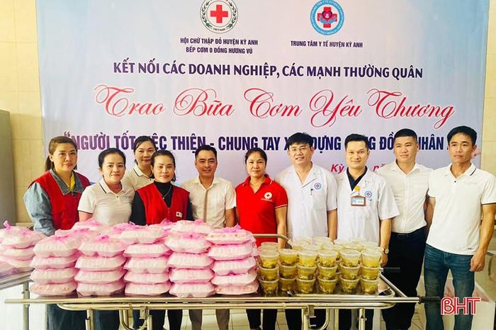 Bếp cơm của chị Hương kết nối với các doanh nghiệp, trao cho người bệnh tại Trung tâm Y tế huyện Kỳ Anh.