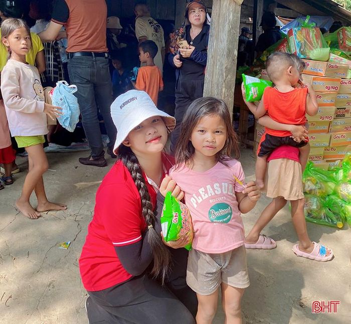 Con gái của chị Hương đã tham gia nhiều chuyến đi thiện nguyện cùng mẹ và các thành viên.