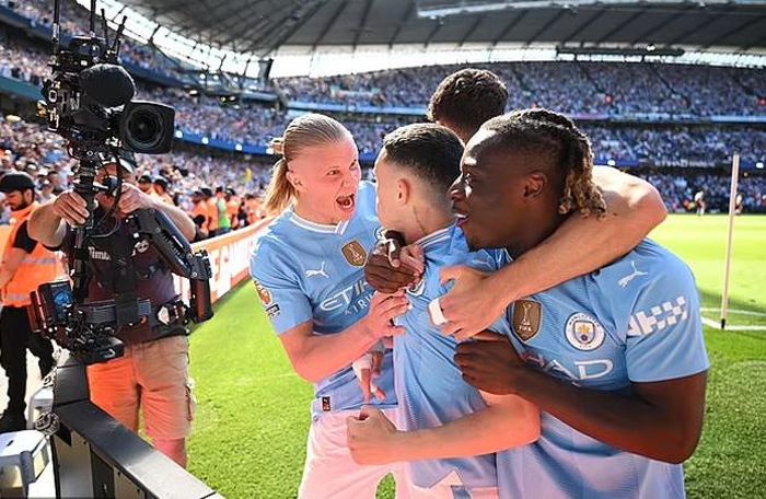 Phil Foden (giữa) nhận danh hiệu Cầu thủ xuất sắc nhất giải Ngoại hạng Anh mùa giải 2023 - 2024. Ảnh: DM