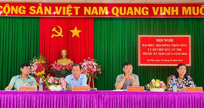 Các cử tri và đại biểu HĐND tham dự buổi tiếp xúc