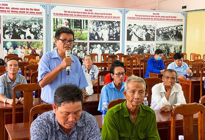 Các cử tri nêu ý kiến tại buổi tiếp xúc