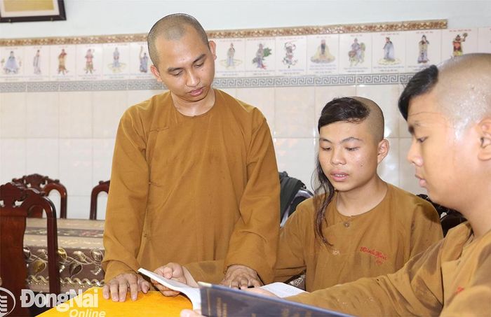 Đại đức Thích Thiện Huy, Phó trụ trì chùa Long Phước Điền, dạy trẻ em đang được nuôi dưỡng tại đây học bài. Ảnh:Sông Thao