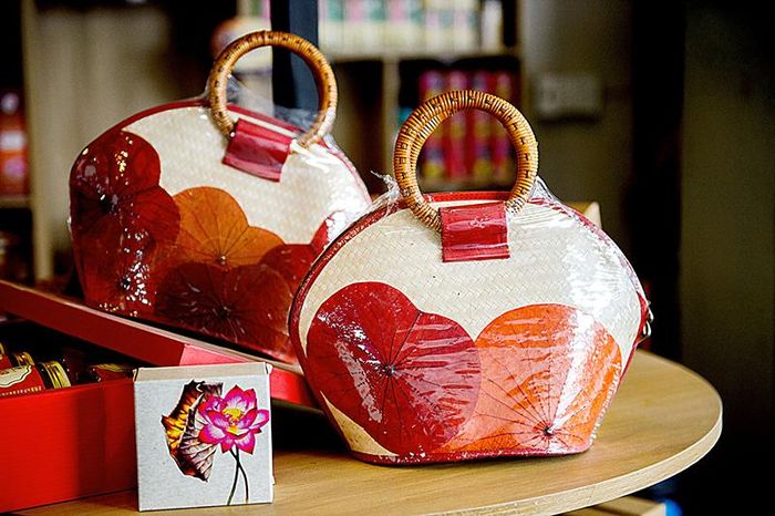 Ngoài sản phẩm nón lá, hoa sen khô còn có túi xách làm từ lá sen