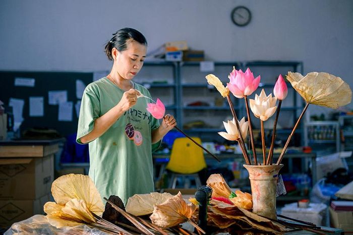 Qua bàn tay khéo léo của người thợ, sản phẩm hoa sen khô tạo được ấn tượng đẹp trong lòng du khách