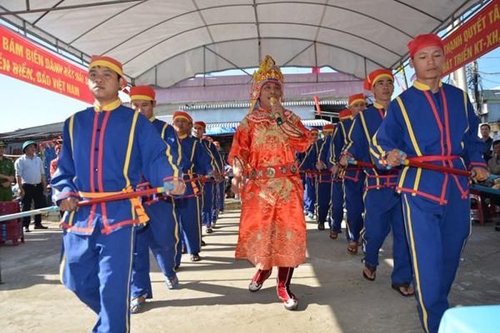 Hát Bả trạo gắn với lễ hội Cầu ngư của cư dân vùng biển xã Bình Thạnh. Ảnh: baovanhoa.vn