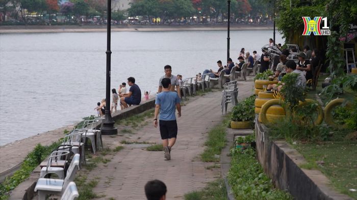 Buổi tối, gần như cả tuyến đường dạo ven hồ Linh Đàm trở thành nơi kinh doanh.