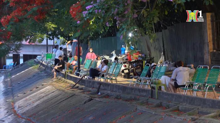 Người dân đi dạo ven hồ Linh Đàm lại phải khổ sở bởi sự lộn xộn ở không gian chung và tình trạng ô nhiễm môi trường.
