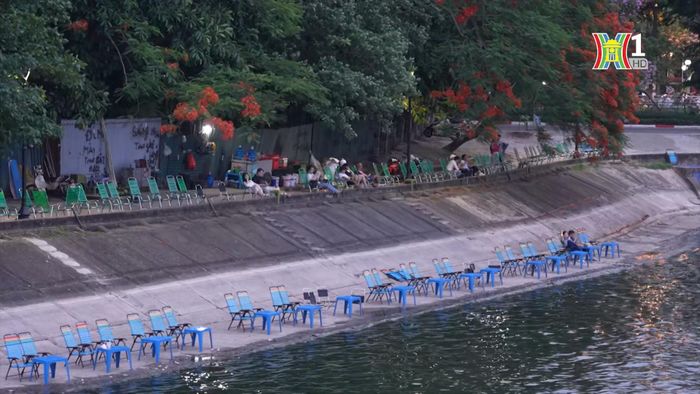 Kê ghế sát mép hồ để chiếm "view".