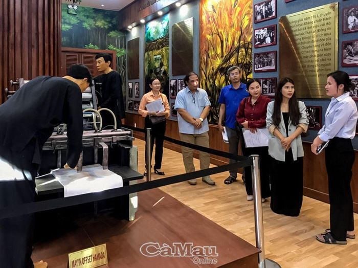 Bảo tàng tỉnh làm việc với các ngành huyện Năm Căn và xã Hàm Rồng bàn bạc, thống nhất một số nội dung tổ chức các hoạt động ngoại khóa tại Di tích Ban Ấn loát đặc biệt Nam bộ trong thời gian tới.