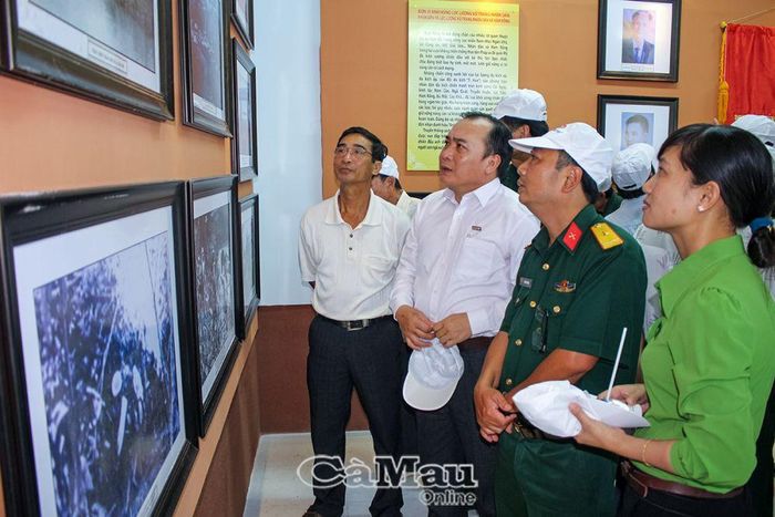 Di tích Ban Ấn loát đặc biệt Nam Bộ đã trở thành địa chỉ đỏ, điểm tham quan về văn hóa, lịch sử tiêu biểu của địa phương. (Ảnh tư liệu: Ðại biểu tham quan Nhà truyền thống Ban Ấn loát đặc biệt Nam Bộ nhân ngày khánh thành 27/12/2016).