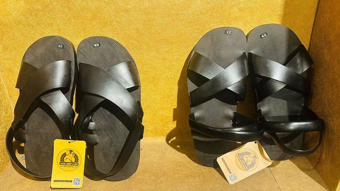 Mẫu “dép Bác Hồ” (trái) và “dép bác Giáp” (phải) được trưng bày tại cửa hàng của Vua dép lốp. Ảnh: Linh Tâm