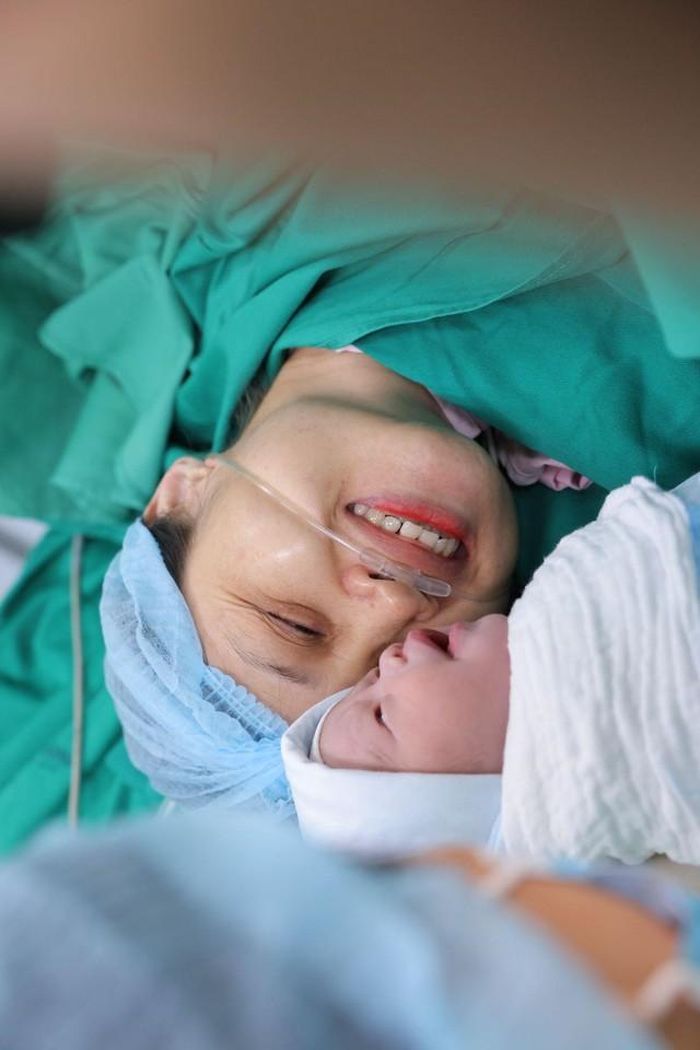 Sau hơn hai thập kỷ "tìm con" ròng rã, mẹ Hương đón thiên thần IVF trong niềm hạnh phúc vô bờ