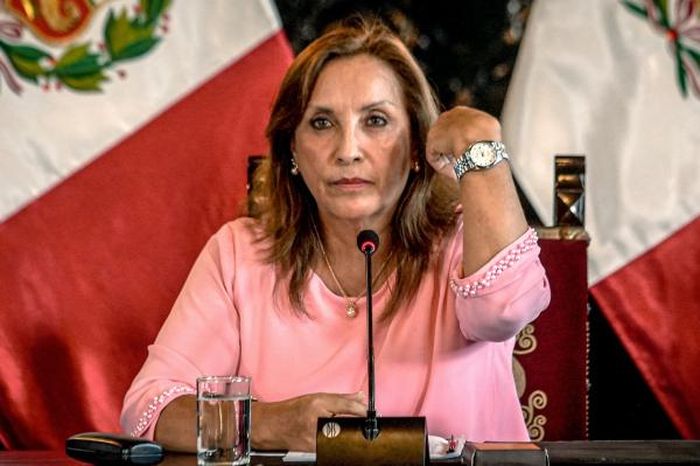 Tổng thống Peru Dina Boluarte và chiếc đồng hồ Rolex gây tai tiếng.