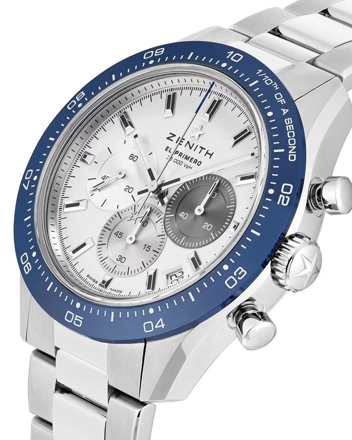 Chronomaster Sport Watches of Switzerland được bổ sung vành bezel bằng ceramic màu xanh lam nổi bật trên nền mặt số trắng. Ảnh: Zenith.