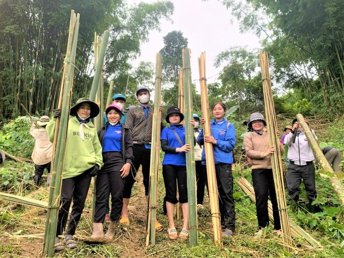 Các bạn nữ đoàn viên xã Đắc Pre giúp gia đình anh Zơrâm Dạch dời nhà, đốn tre làm nhà mới.