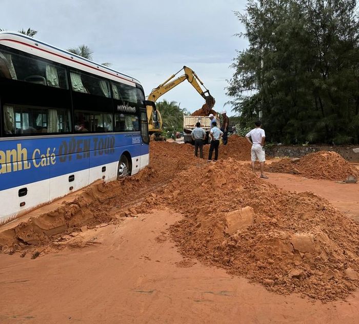UBND Thành phố Phan Thiết đã huy động thiết bị, phương tiện để xử lý việc cát đỏ tràn xuống đường và nhà dân.