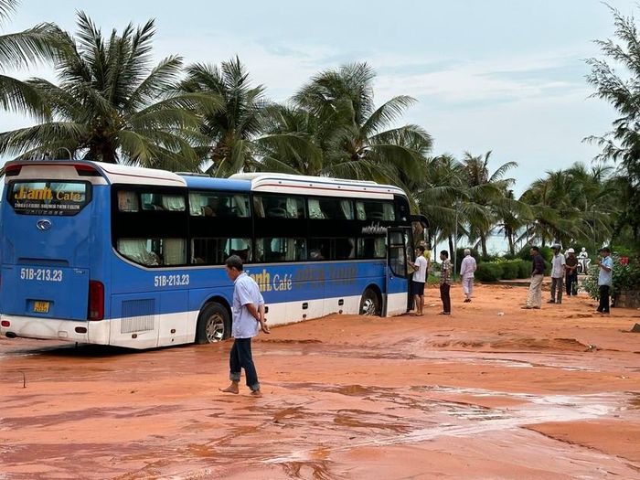 Việc di chuyển của người dân qua những đoạn đường này hết sức khó khăn.
