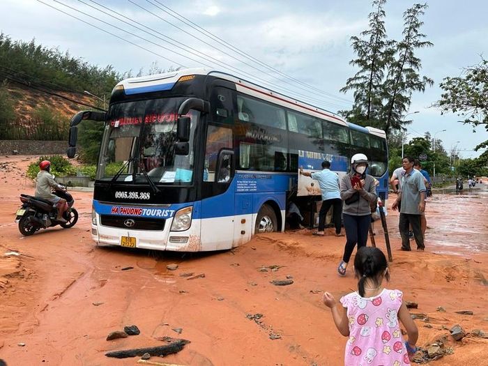 Cách đó vài km, đường Nguyễn Đình Chiểu cũng bị ảnh hưởng bởi cát đỏ. Lớp cát dày chôn chân một chiếc xe khách giường nằm, xe tải cùng nhiều xe máy. 
