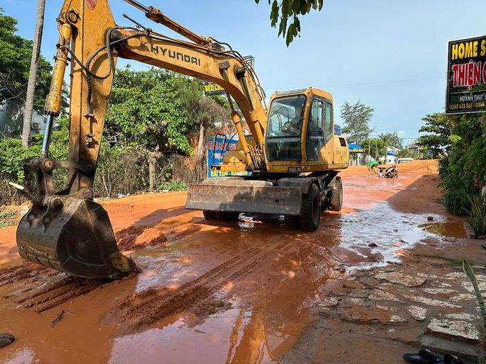 Ngoài phương tiện của lực lượng chức năng, người dân cũng tự xử lý những phương tiện bị cát đỏ lấp một phần.