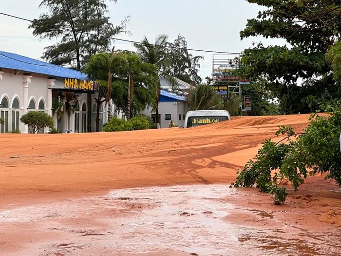 Theo một lãnh đạo phường Mũi Né cho biết, khoảng 2h sáng ngày 21/5, trận mưa lớn kéo dài đã khiến lượng lớn cát đỏ từ trên đồi cao tràn xuống các tuyến đường, kéo dài hàng trăm mét, gây ảnh hưởng đến đời sống người dân. Rất may không có thiệt hại về người.