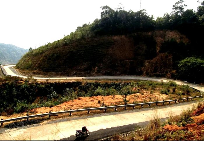Đường Hồ Chí Minh nhánh Tây đi qua đèo Sa Mù ở huyện Hướng Hóa (Quảng Trị) ở độ cao 1.040 m
