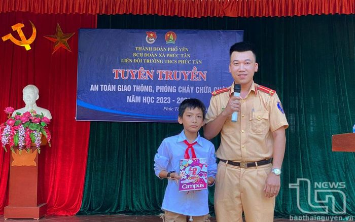 Học sinh Trường THCS Phúc Tân tham gia tìm hiểu kiến thức về an toàn giao thông.