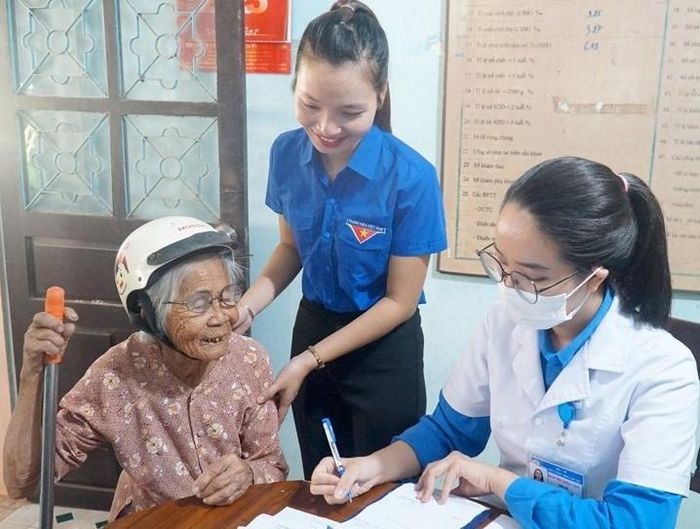 Người già luôn được quan tâm chăm sóc sức khỏe và khám, chữa bệnh