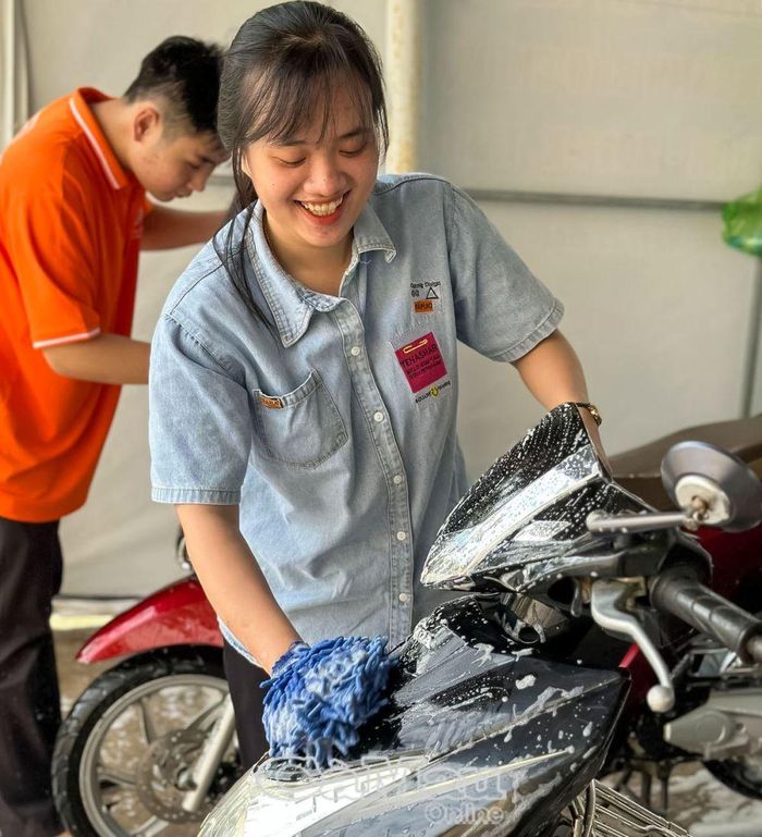 Sinh viên Trường Ðại học Bình Dương Phân hiệu Cà Mau trong hoạt động rửa xe gây quỹ. (Ảnh: Câu lạc bộ Kỹ năng sống BDU.CM)