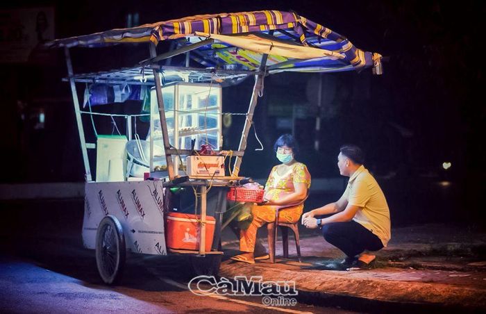 TikToker Trương Phi Thiên tiếp sức cho những gánh hàng rong của các cụ già trên địa bàn TP Cà Mau. (Ảnh nhân vật cung cấp)