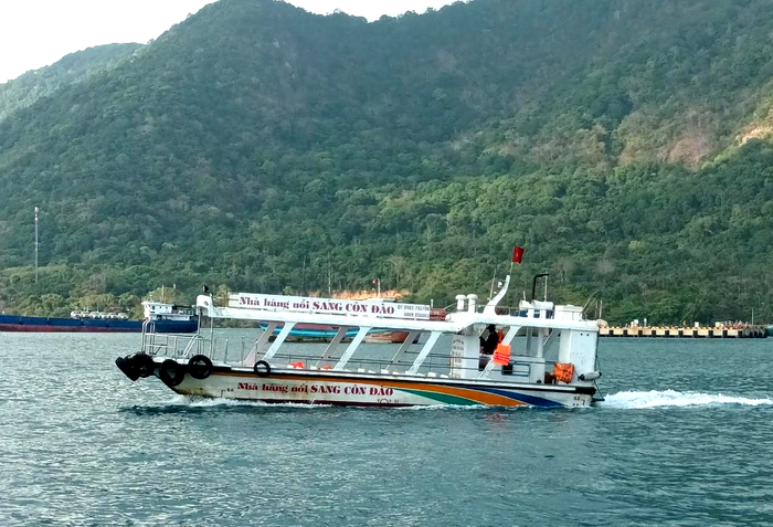 Tàu du lịch hoạt động ở Côn Đảo. Ảnh: Hải Luận