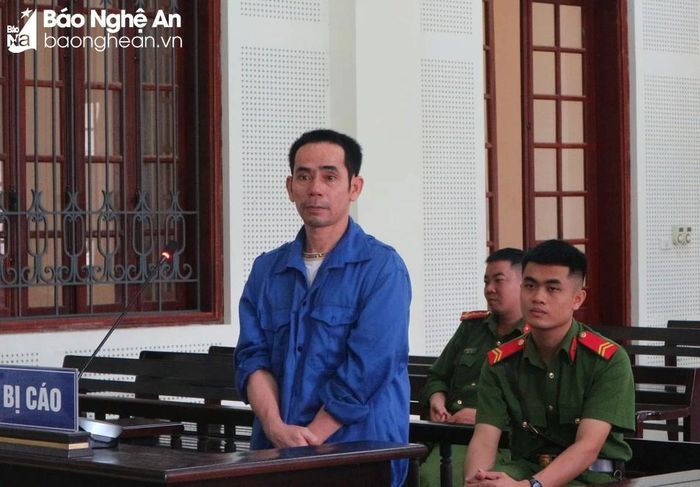  Bị cáo Hoàng Trung tỏ thái độ hối lỗi tại tòa. Ảnh: Trần Vũ 