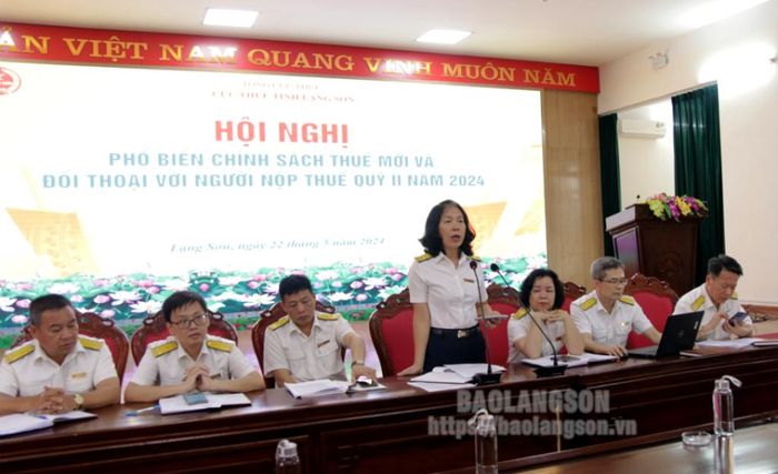 Lãnh đạo Cục Thuế tỉnh giải đáp kiến nghị của người nộp thuế tại hội nghị