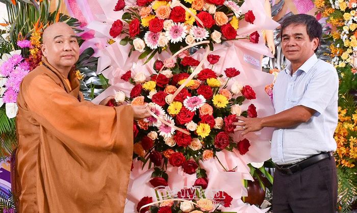 Thành viên Đoàn công tác tỉnh tặng hoa chúc mừng Đại lễ Phật đản tại chùa Phật tổ (Phường 4, TP Cà Mau).