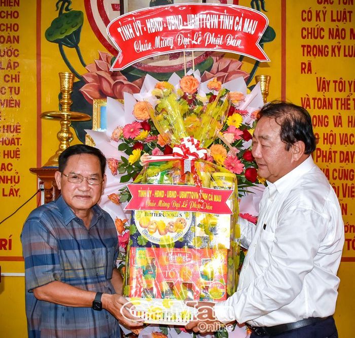 Ông Trần Văn Hiện trao quà củaTỉnh ủy, HĐND, UBND, Ủy ban MTTQ Việt Nam tỉnh cho Ban trị sự Tịnh độ cư sĩ Phật hội Việt Nam tỉnh.