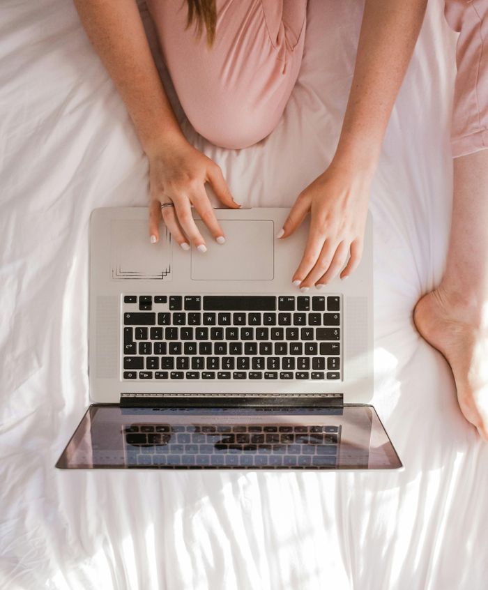 Các nhà bán lẻ đang lên kế hoạch giới thiệu sản phẩm và gửi email tiếp thị vào giữa trưa hoặc 15h những ngày làm việc. Ảnh: Sincerely Media.
