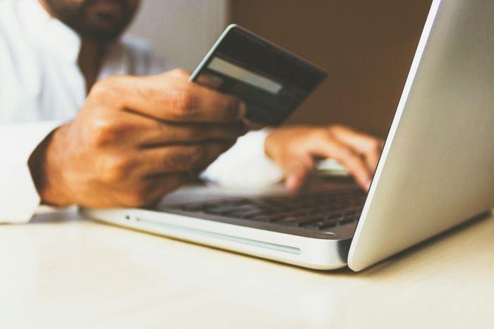 Theo Wall Street Journal, mô hình làm việc tại nhà (work from home) đã giúp các đơn vị bán hàng trực tuyến thu về hàng tỷ USD trong năm 2023. Ảnh: Unplash.