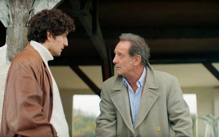 Louis Garrel (trái) và Vincent Lindon trong “The Second Act”