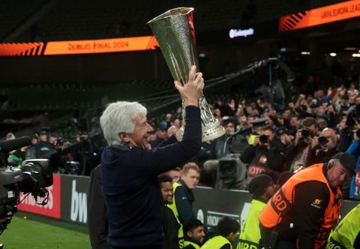 HLV Gasperini nâng cao cúp vô địch Europa League