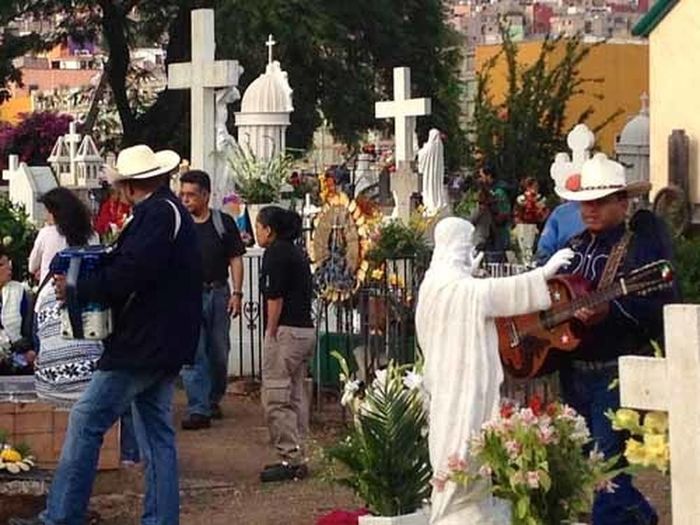 Tại nơi yên nghỉ của người thân đã mất, các thành viên trong gia đình trò chuyện, ăn uống cùng nhau. Tiếng trẻ con nô đùa ở khu nghĩa trang giống như khi đi dã ngoại ở nhiều nơi khác.