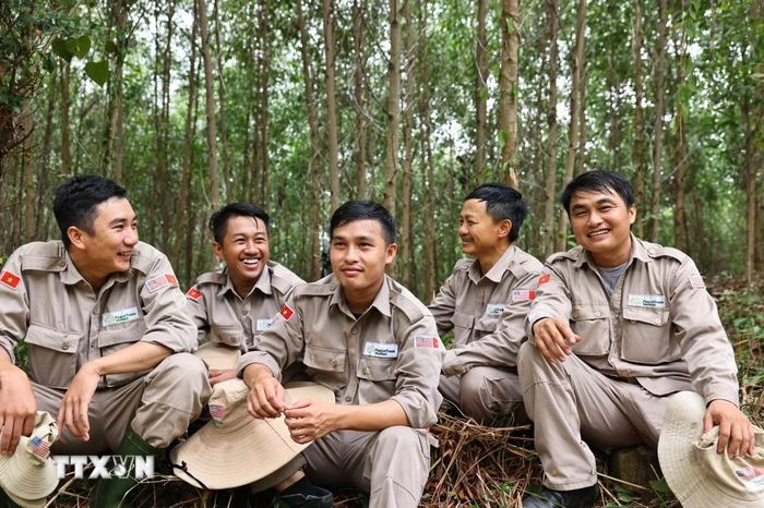  Giờ nghỉ giải lao của các thành viên đội rà phá BAC4 (PeaceTrees Quảng Trị) sau những giờ căng thẳng làm việc đem lại những diện tích đất sạch cho nhân dân trồng trọt, sản xuất. (Ảnh: Minh Đức/TTXVN) 