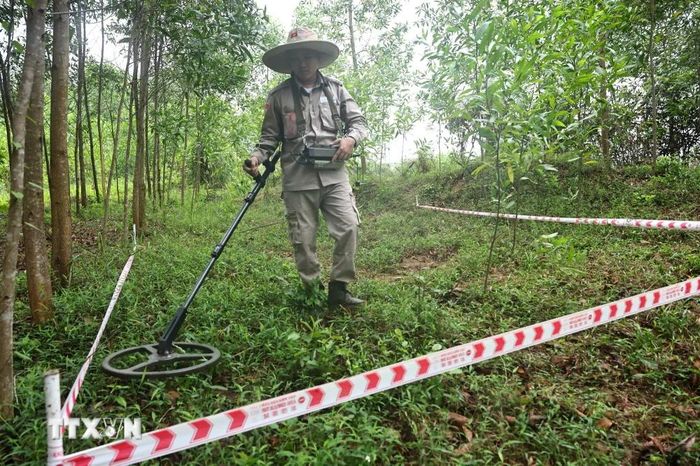  Đội rà phá, bom mìn BAC4 (PeaceTrees Quảng Trị) triển khai các công tác đảm bảo an toàn trước khi làm sạch những vùng đất trên địa bàn huyện Đakrông (Quảng Trị). (Ảnh: Minh Đức/TTXVN) 